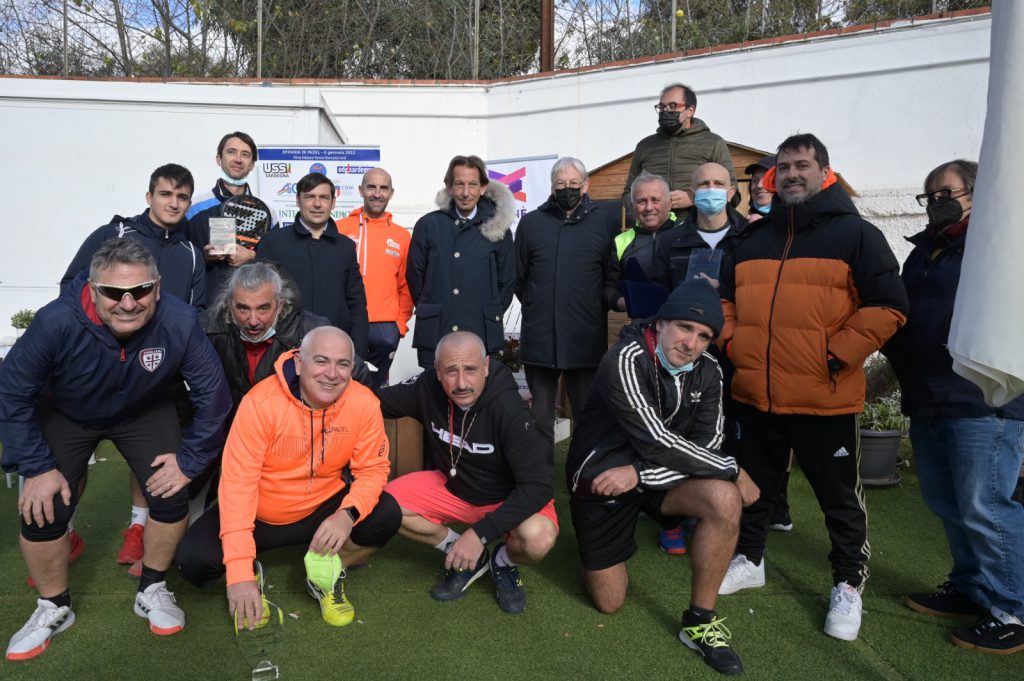 Foto di gruppo del torneo di padel USSI dell'Epifania