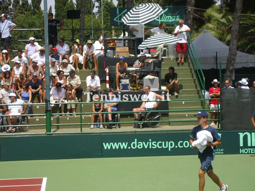 Giampiero Galeazzi nella postazione di telecronista ad Alghero 2007 per Lussemburgo-Italia di Davis Cup