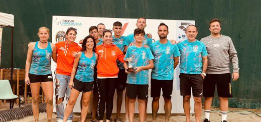 La squadra dell'Eolo Beach Tennis impegnata nei campionati italiani di serie C 2022 a Viareggio