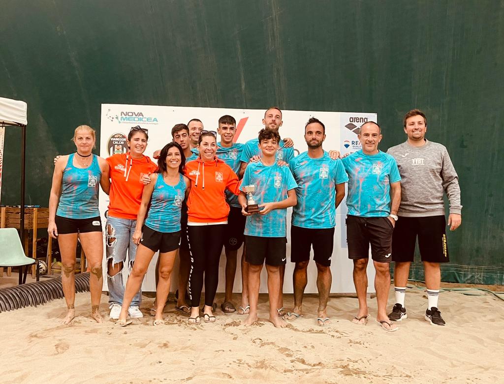 La squadra dell'Eolo Beach Tennis impegnata nei campionati italiani di serie C 2022 a Viareggio