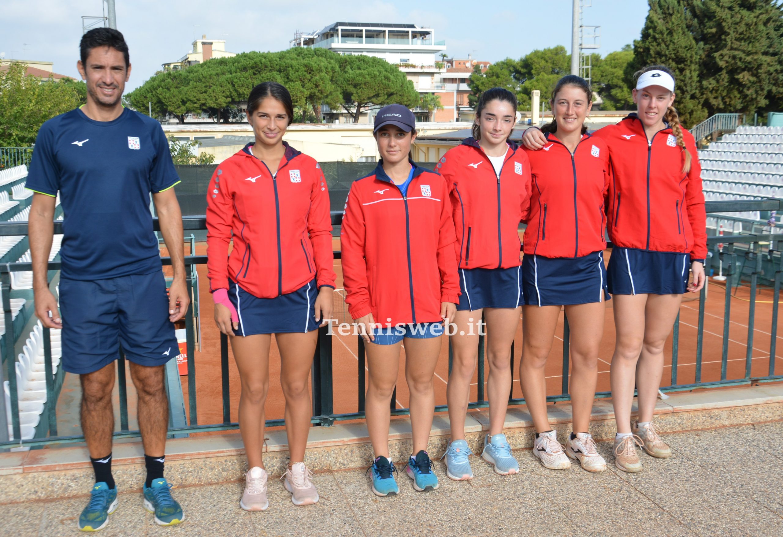 Formazione TC Cagliari: Martin Vassallo Arguello, Barbara Dessolis, Beatrice Zucca, Marcella Dessolis, Nuria Brancaccio, Despina Papamichail (incontro A2 F TC Cagliari-CT Lucca del 23.10.2022) credit Tennisweb.it