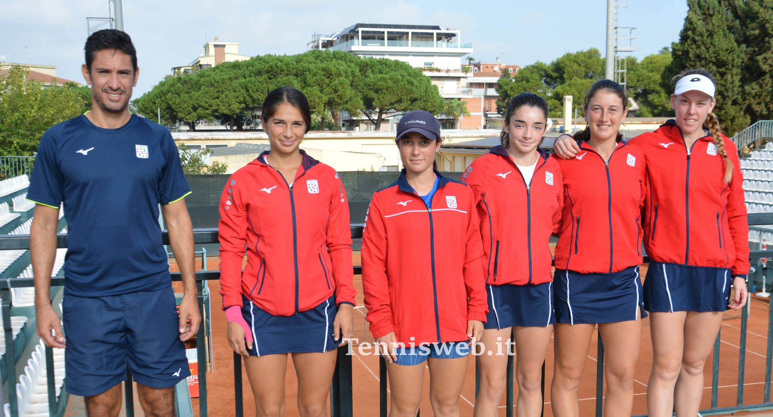 Formazione TC Cagliari: Martin Vassallo Arguello, Barbara Dessolis, Beatrice Zucca, Marcella Dessolis, Nuria Brancaccio, Despina Papamichail (incontro A2 F TC Cagliari-CT Lucca del 23.10.2022) credit Tennisweb.it