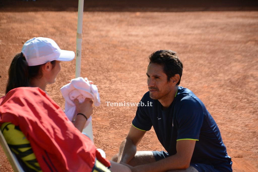 Beatrice Zucca al cambio campo con Martin Vassallo Arguello (incontro A2 F TC Cagliari- T Foligno del 01.11.2022) credit Tennisweb.it