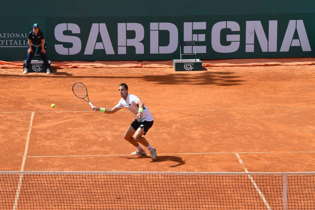 Laslo Djere al Tc Cagliari per il Challenger ATP 175 (credit: Foto Francesco Panunzio) 07.05.2023