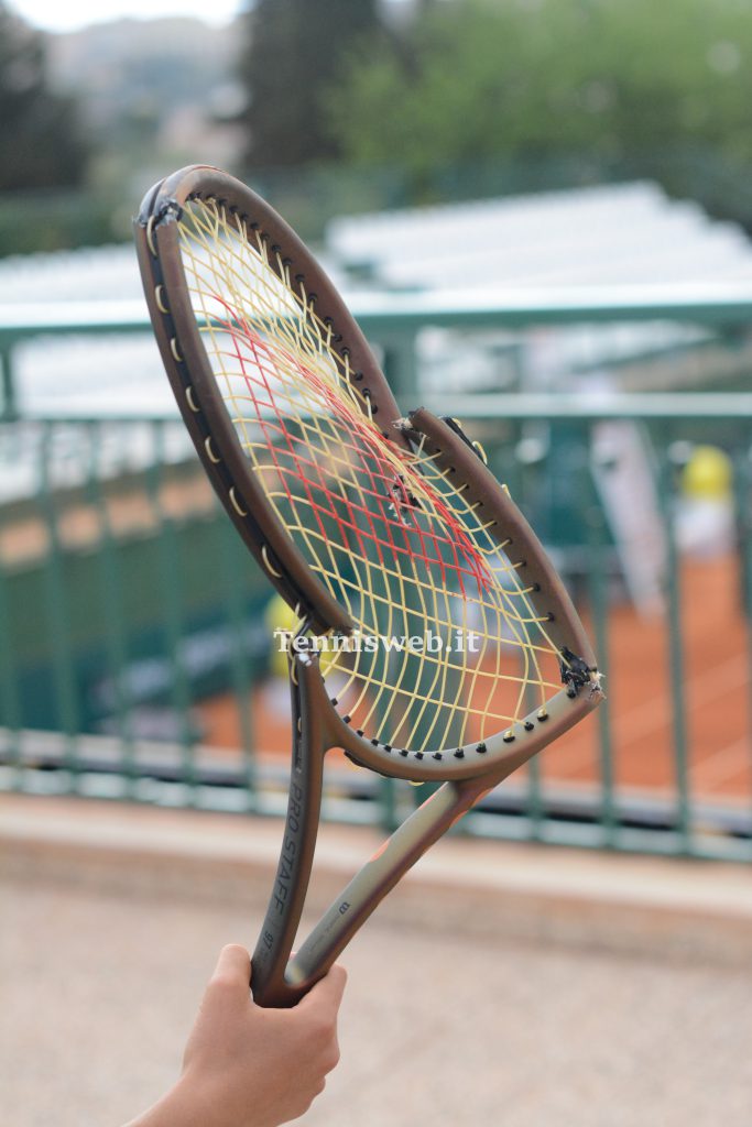 Una delle racchette rotte al Sardegna Open 2023 di Cagliari. Nella foto quella di Marcelo Demoliner compagno di Vavassori (credit Tennisweb.it 04.05.2023)