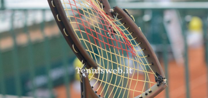 Una delle racchette rotte al Sardegna Open 2023 di Cagliari. Nella foto quella di Marcelo Demoliner compagno di Vavassori (credit Tennisweb.it 04.05.2023)
