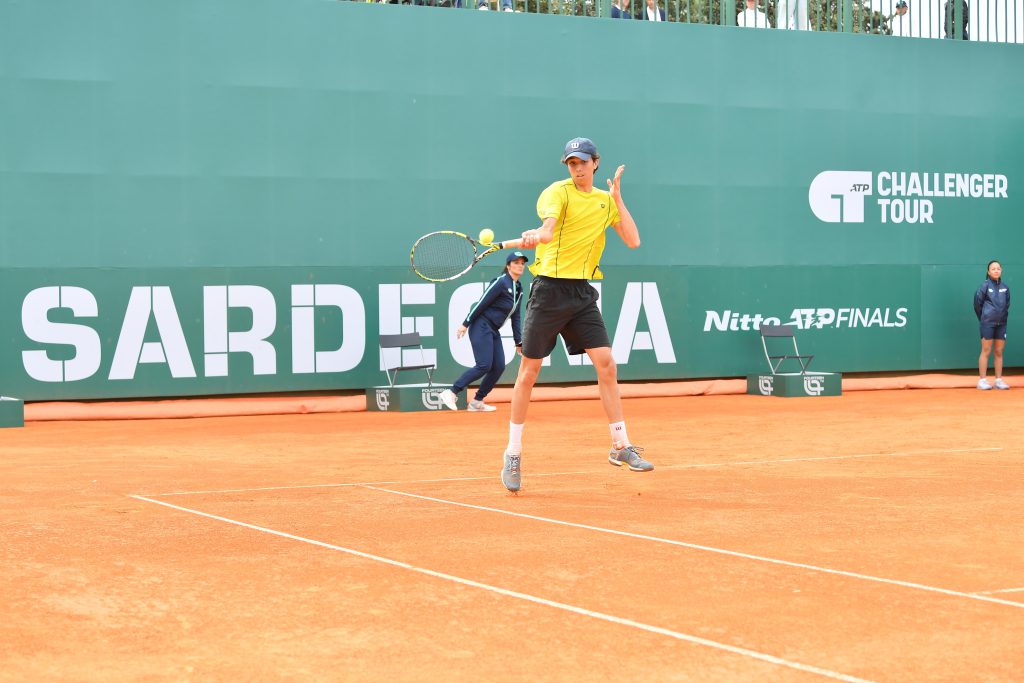 Alberto Sanna contro Salvatore Caruso al Tc Cagliari per il Challenger ATP 175 (credit: Foto Francesco Panunzio) 01.05.2023
