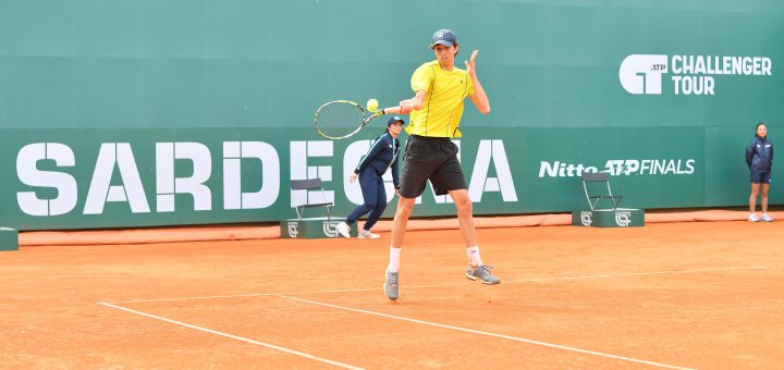 Alberto Sanna contro Salvatore Caruso al Tc Cagliari per il Challenger ATP 175 (credit: Foto Francesco Panunzio) 01.05.2023