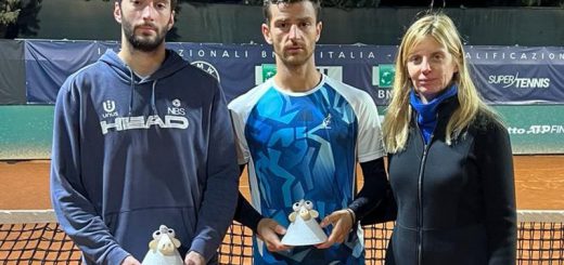 Open BNL24 Tc Cagliari. Da sinistra: Stefano Baldoni (vincitore), Riccardo Bonadio (finalista) e Lodovica Binaghi (consigliera responsabile del settore agonistico del Tc Cagliari)