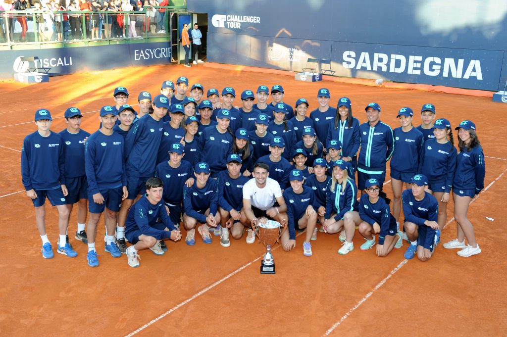 Mariano Navone (Arg) e i Ball Boys - Sardegna Open 2024 Challenger 175 Cagliari 05.05.2024 (credit Foto Francesco Panunzio)