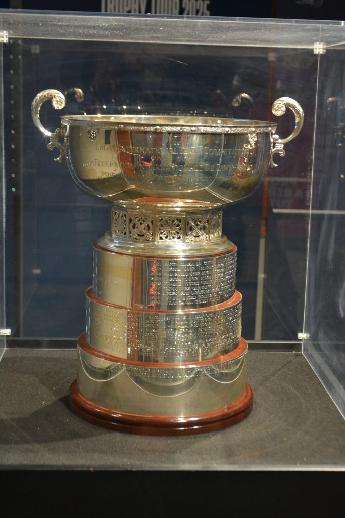 Il trofeo della Billie Jean King Cup nel Trophy Tour 2025 esposta ed Elmas