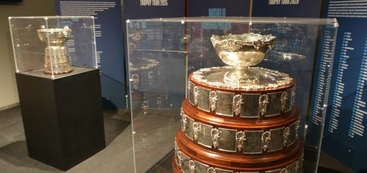 I trofei della Coppa Davis e della Billie Jean King Cup nel Trophy Tour 2025 esposti ed Elmas