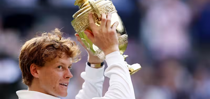Jannik Sinner con la Coppa di Wimbledon 2025 (credit sport.sky.it)