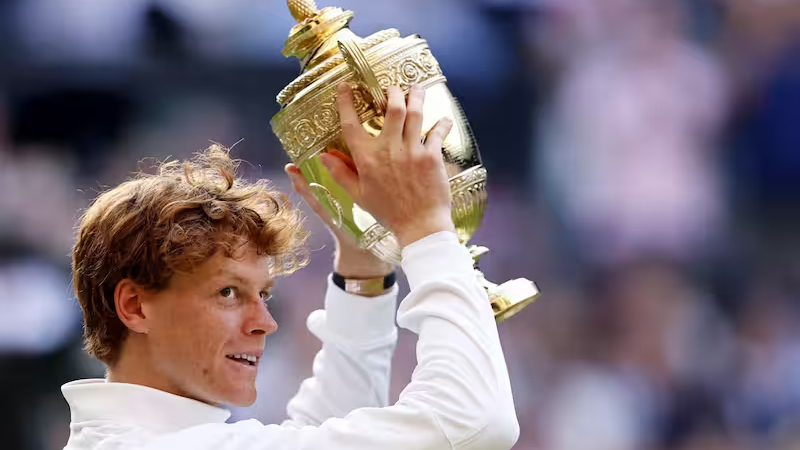 Jannik Sinner con la Coppa di Wimbledon 2025 (credit sport.sky.it)