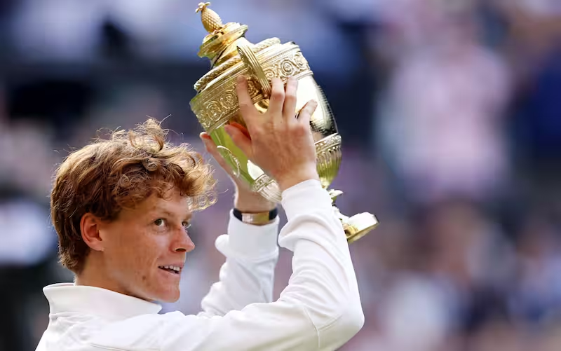 Jannik Sinner con la Coppa di Wimbledon 2025 (credit sport.sky.it)