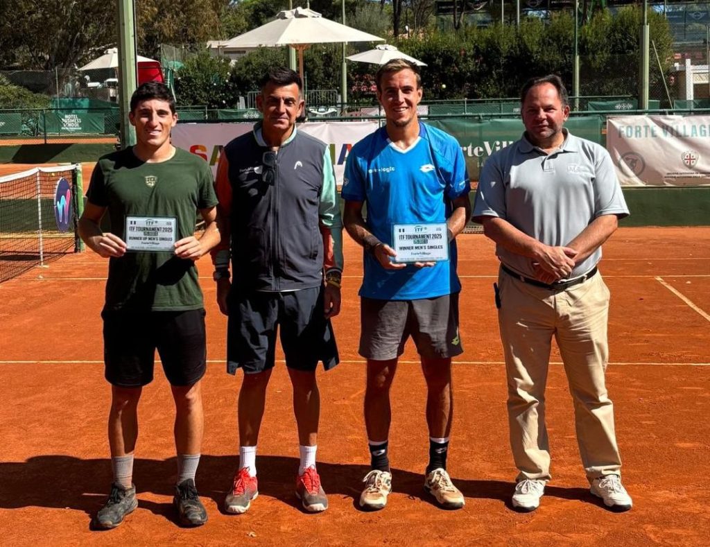 ITF Forte Village 3/6 2025: il finalista Michele Ribecai, il direttore del torneo Alessandro Porcu, il vincitore Daniel Michalski e il giudice arbitro Enyedy Koppany - 05.10.2025