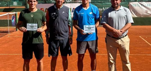 ITF Forte Village 3/6 2025: il finalista Michele Ribecai, il direttore del torneo Alessandro Porcu, il vincitore Daniel Michalski e il giudice arbitro Enyedy Koppany - 05.10.2025