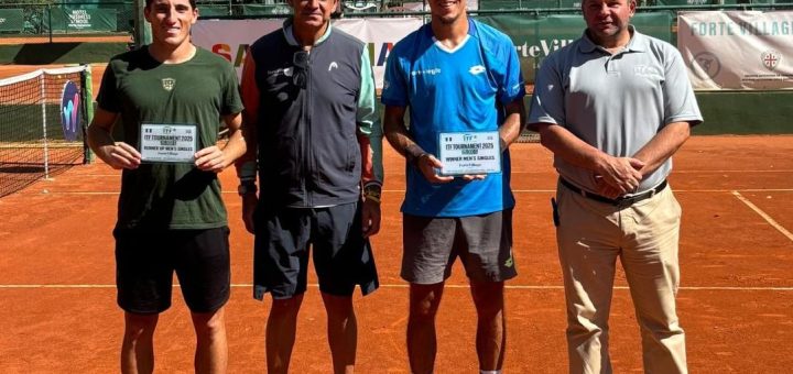 ITF Forte Village 3/6 2025: il finalista Michele Ribecai, il direttore del torneo Alessandro Porcu, il vincitore Daniel Michalski e il giudice arbitro Enyedy Koppany - 05.10.2025