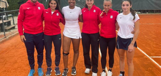 La formazione di Serie A1 del Tennis Club Cagliari vittoriosa a Roma contro il Tc Parioli. Da sinistra: Martin Vassallo Arguello (capitano), Barbara Dessolis, Tyra Grant, Nuria Brancaccio, Alessandra Mazzola e Marcella Dessolis