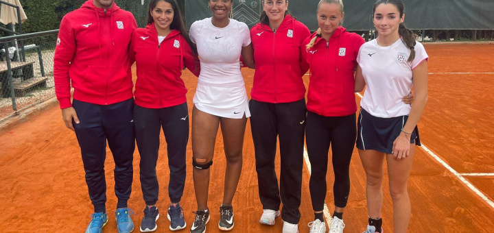 La formazione di Serie A1 del Tennis Club Cagliari vittoriosa a Roma contro il Tc Parioli. Da sinistra: Martin Vassallo Arguello (capitano), Barbara Dessolis, Tyra Grant, Nuria Brancaccio, Alessandra Mazzola e Marcella Dessolis