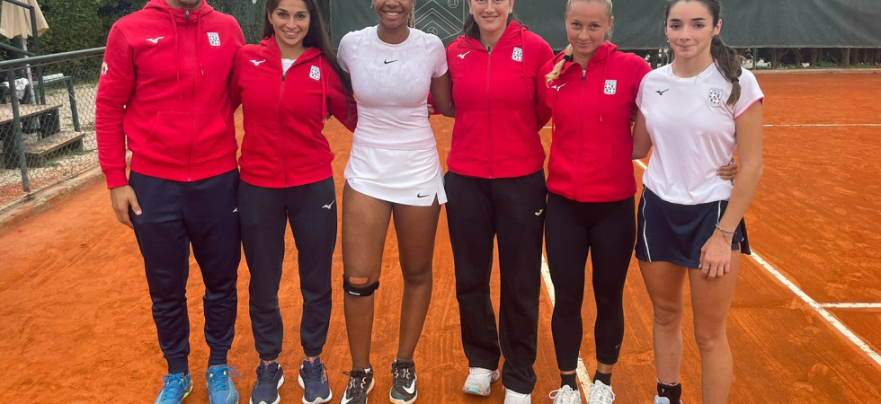 La formazione di Serie A1 del Tennis Club Cagliari vittoriosa a Roma contro il Tc Parioli. Da sinistra: Martin Vassallo Arguello (capitano), Barbara Dessolis, Tyra Grant, Nuria Brancaccio, Alessandra Mazzola e Marcella Dessolis