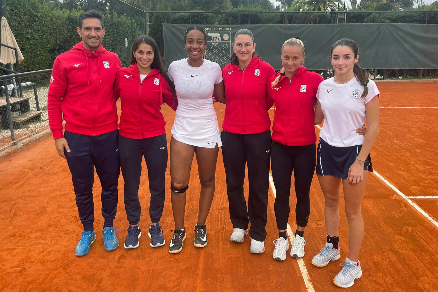 La formazione di Serie A1 del Tennis Club Cagliari vittoriosa a Roma contro il Tc Parioli. Da sinistra: Martin Vassallo Arguello (capitano), Barbara Dessolis, Tyra Grant, Nuria Brancaccio, Alessandra Mazzola e Marcella Dessolis