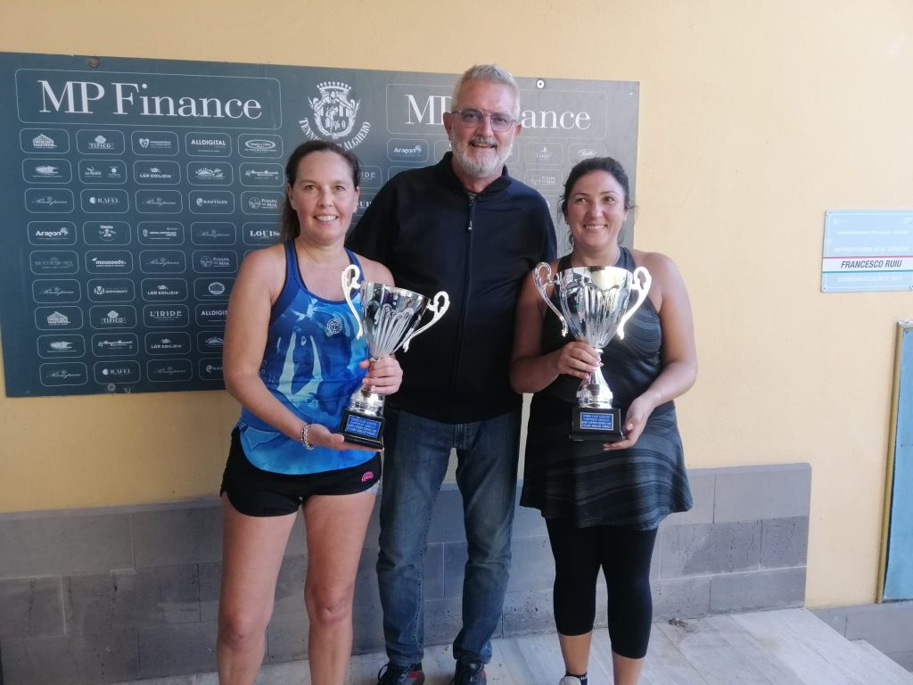 Premiazione femminile: Francesca Carboni e Elisabetta Anna Porcu con il presidente Fois
