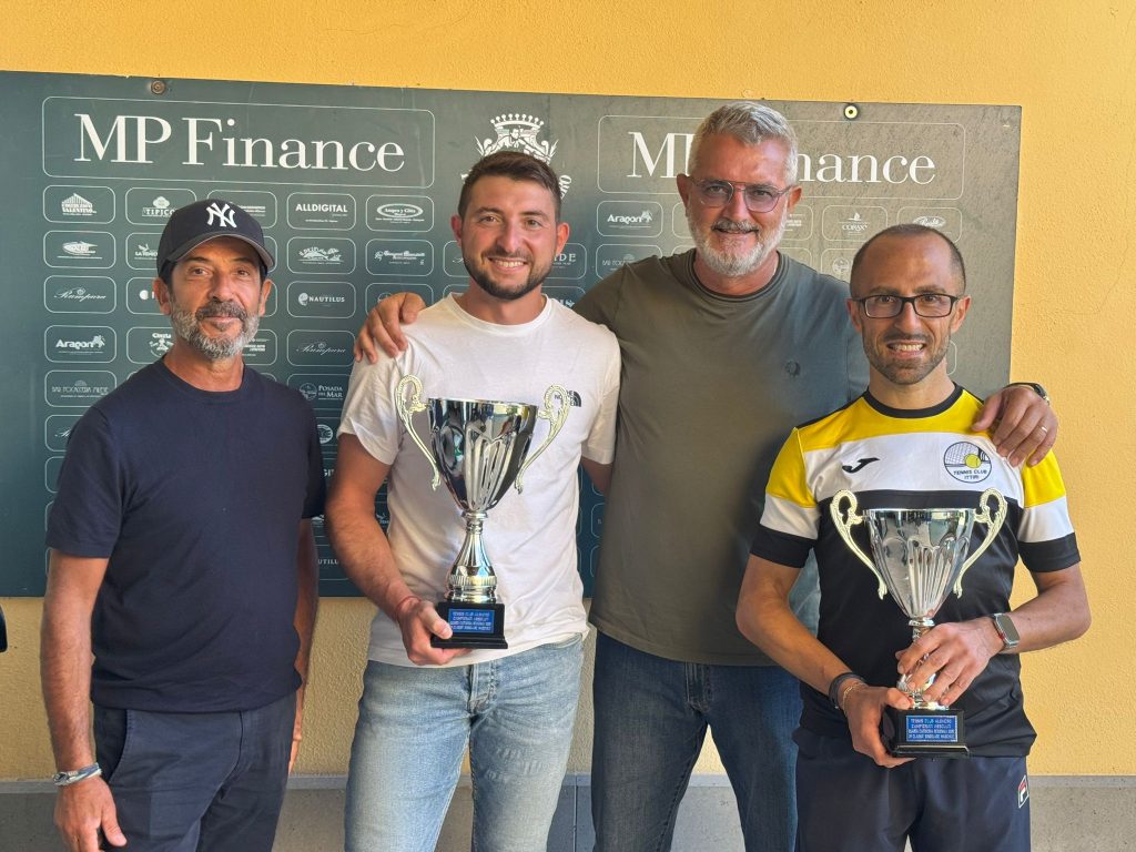 Premiazione maschile: Francesco De Martini e Maurizio Geraci con il presidente del Tc Alghero Fabio Fois e il dirigente Stefano Serra