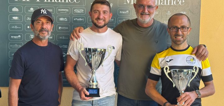 Premiazione maschile: Francesco De Martini e Maurizio Geraci con il presidente del Tc Alghero Fabio Fois e il dirigente Stefano Serra