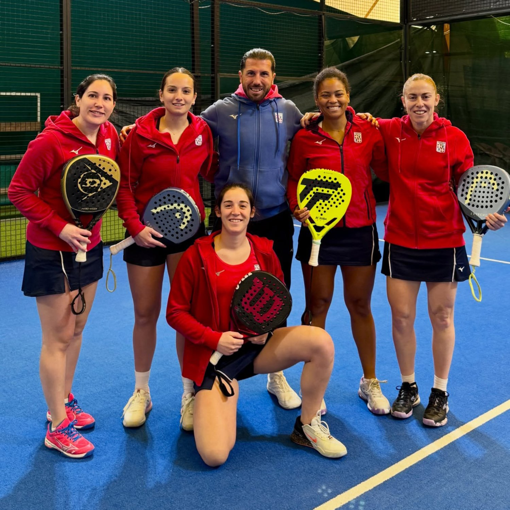 La formazione femminile di Serie B di padel del Tc Cagliari, in testa alla classifica a punteggio pieno al termine del girone d'andata