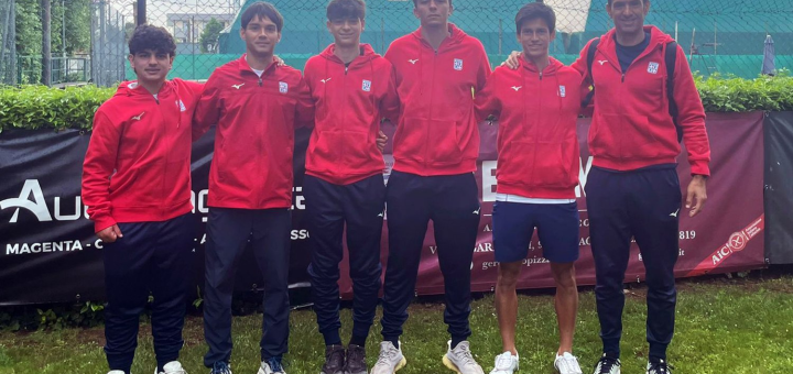 La formazione di Serie B1 maschile del Tennis Club Cagliari, a segno per 5-1 al debutto, in trasferta a Parabiago