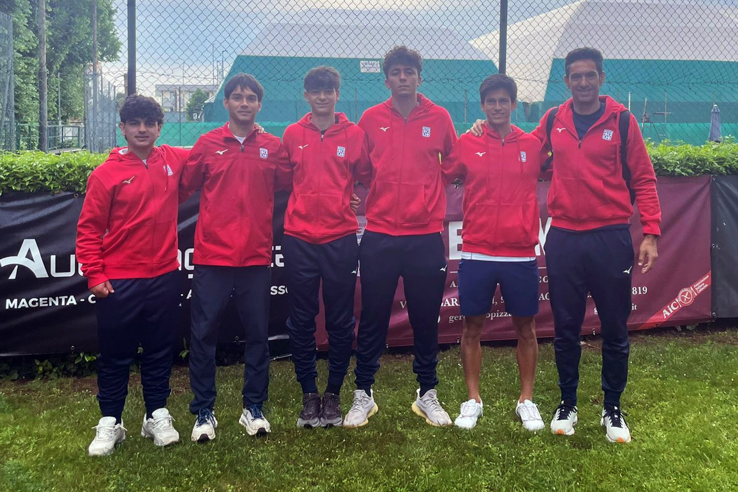 La formazione di Serie B1 maschile del Tennis Club Cagliari, a segno per 5-1 al debutto, in trasferta a Parabiago